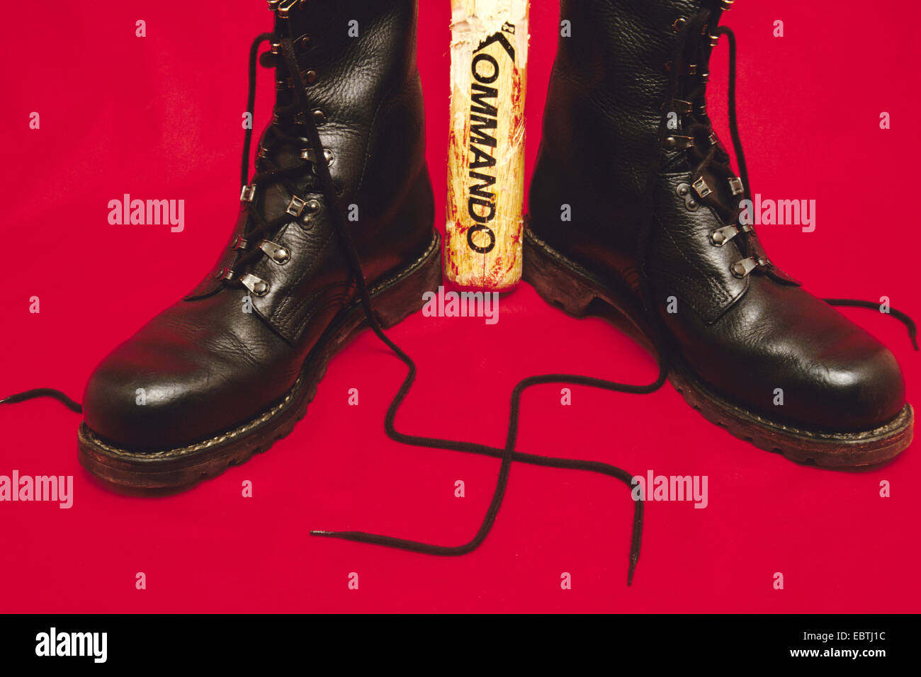 Symbolbild "Neonazi": Baseballschläger und Springerstiefel mit den Schnürsenkeln bilden ein Hakenkreuz, Deutschland Stockfoto