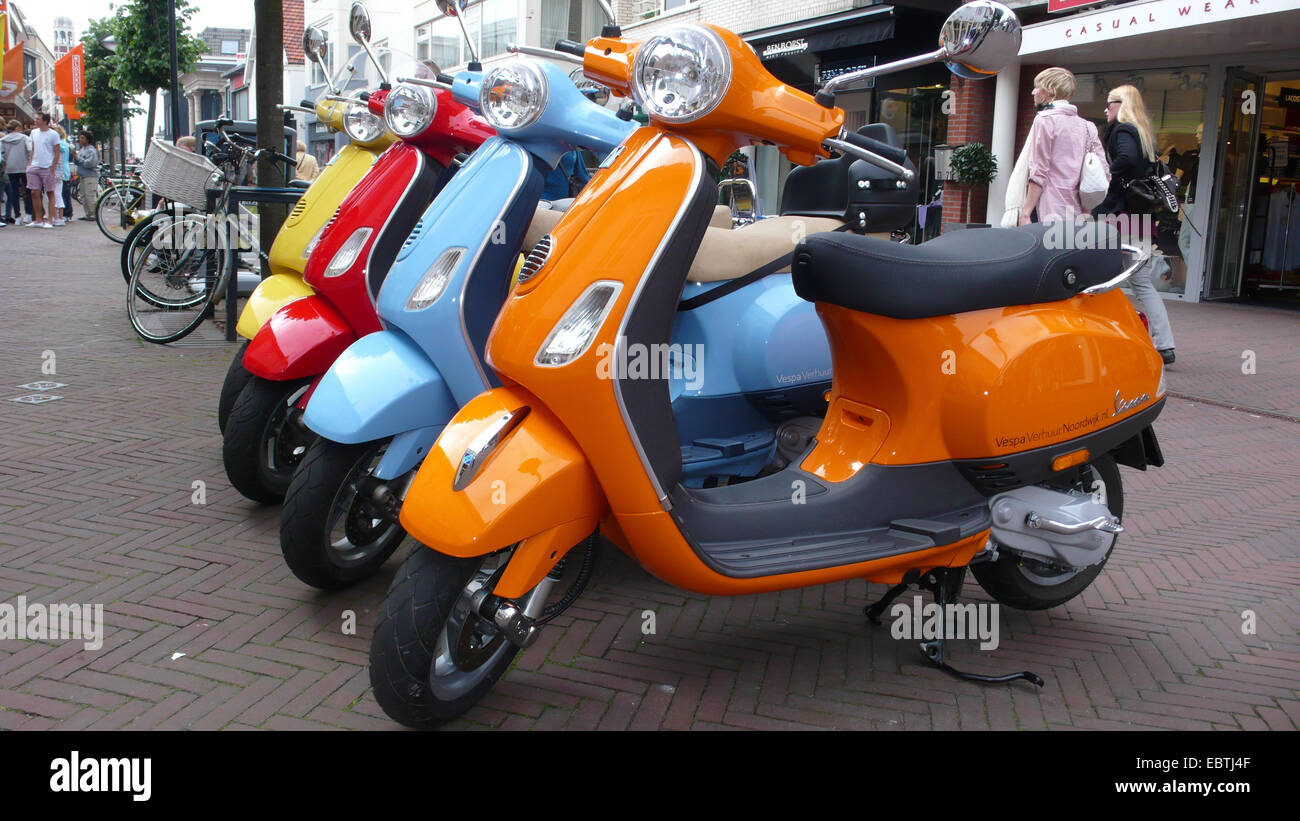 Zeile der Motorroller Parken am Rand der shopping-Meile Stockfoto