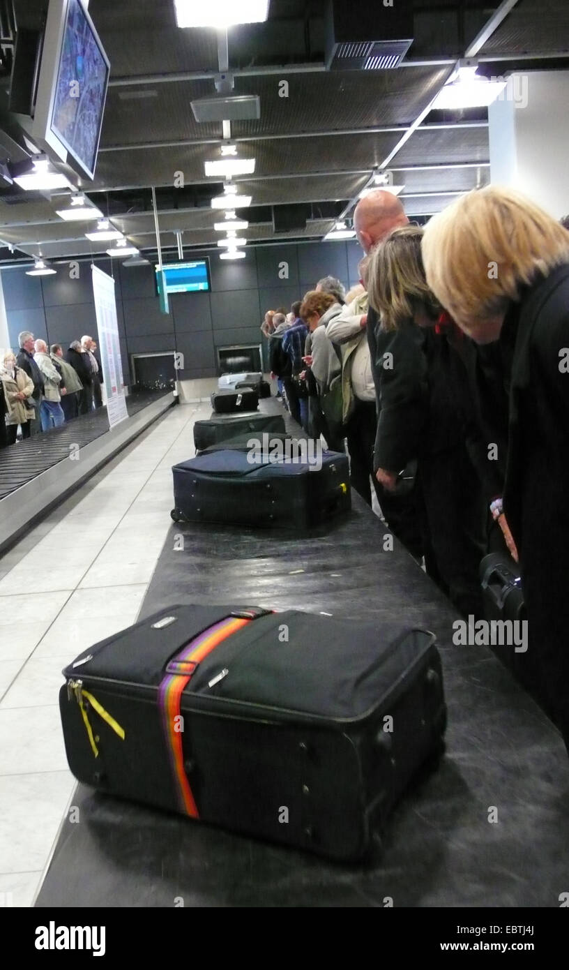 Menschen Sie warten an der Gepäckausgabe am Flughafen Stockfoto