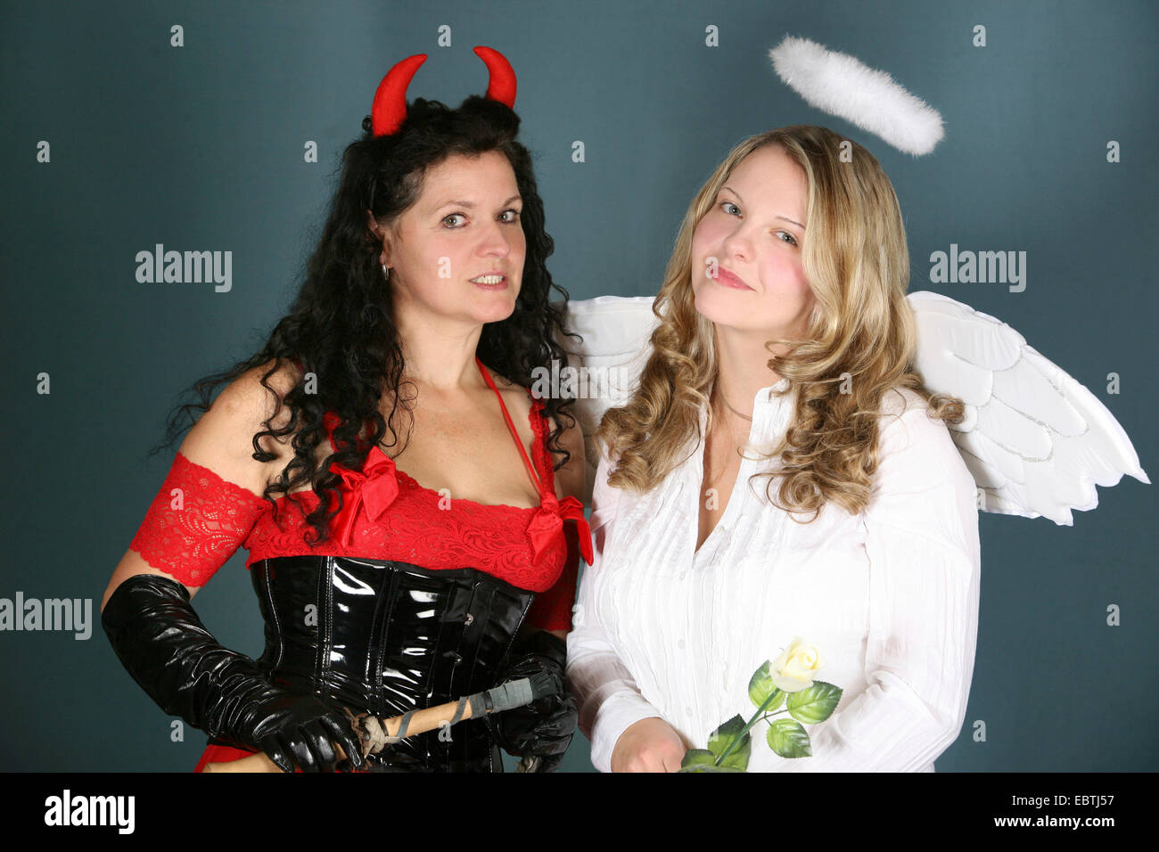 zwei junge Frauen verkleidete sich als Engel und Teufelin Stockfoto