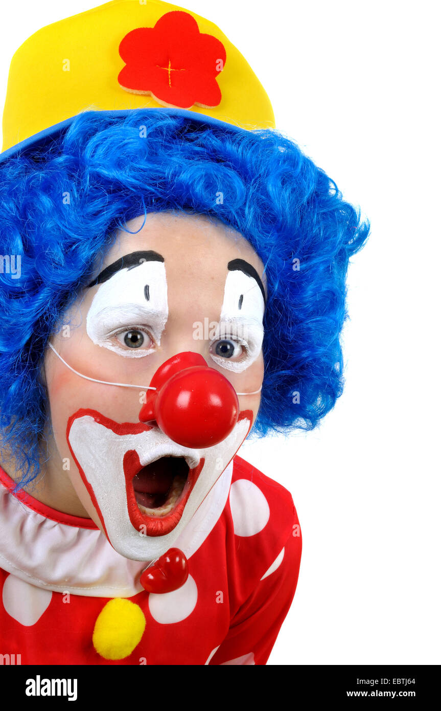 kleine Clown mit gelben Hut, blauer Perücke und falsche rote Nase Stockfoto