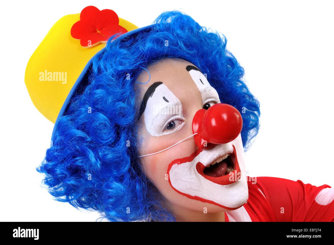 kleiner Junge verkleidete sich als Clown mit gelben Hut, blauer Perücke und falsche rote Nase Stockfoto