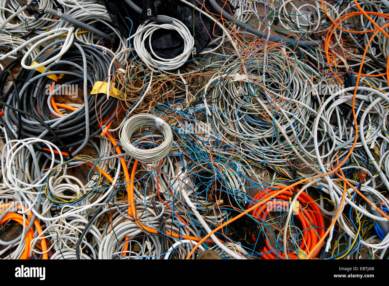 elektrische Kabel auf einer Deponie, Deutschland Stockfoto
