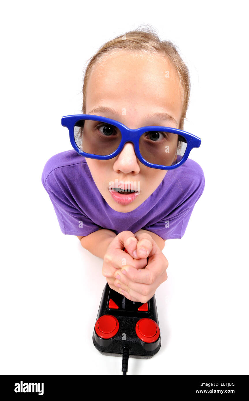 zwölf Jahre alten Jungen mit 3D-Brille und Joystick spielen von Videospielen Stockfoto