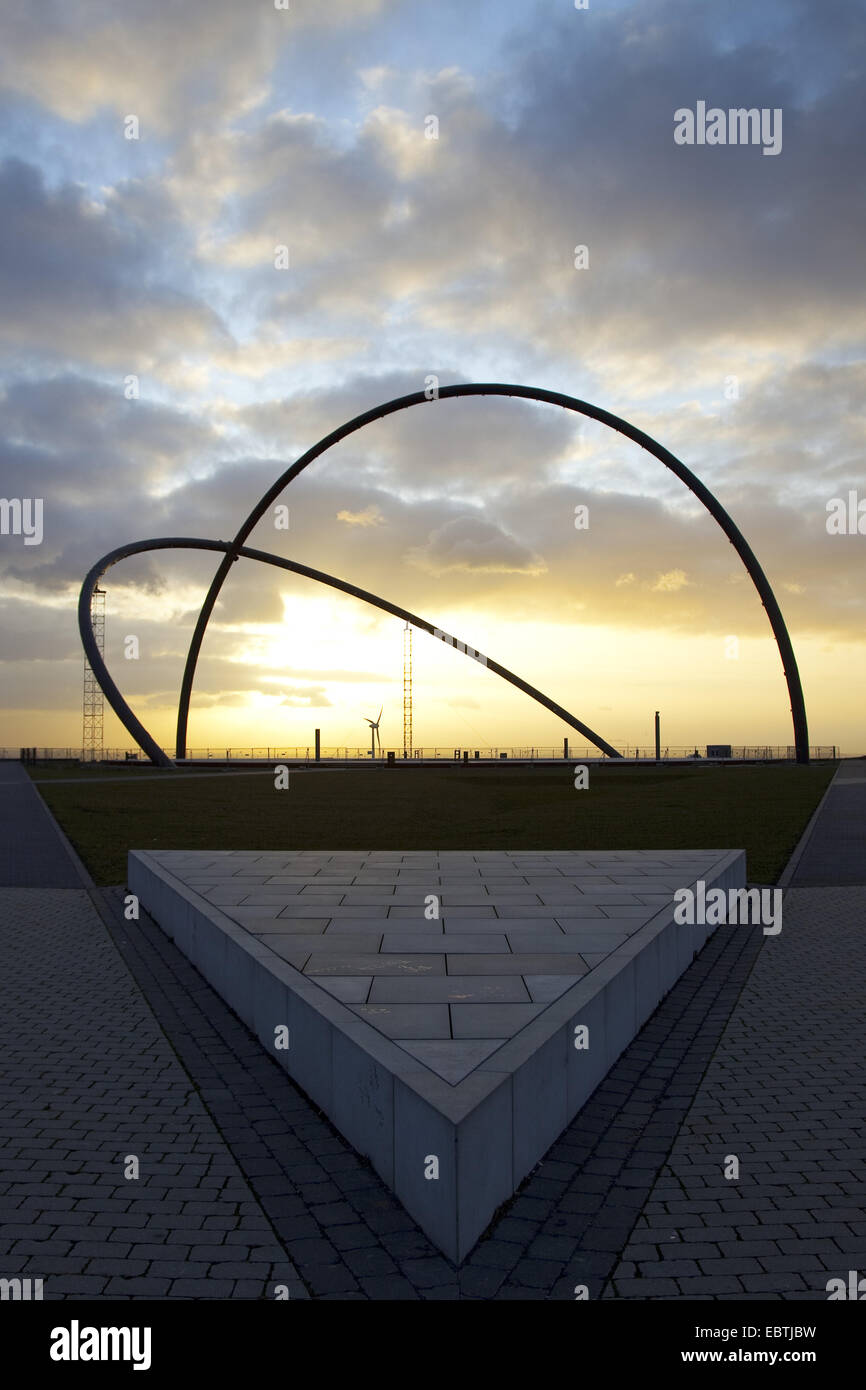 Horizontobservatorium auf der Halde Halde bei Sonnenuntergang, Deutschland, Nordrhein-Westfalen, Ruhrgebiet, Herten Stockfoto