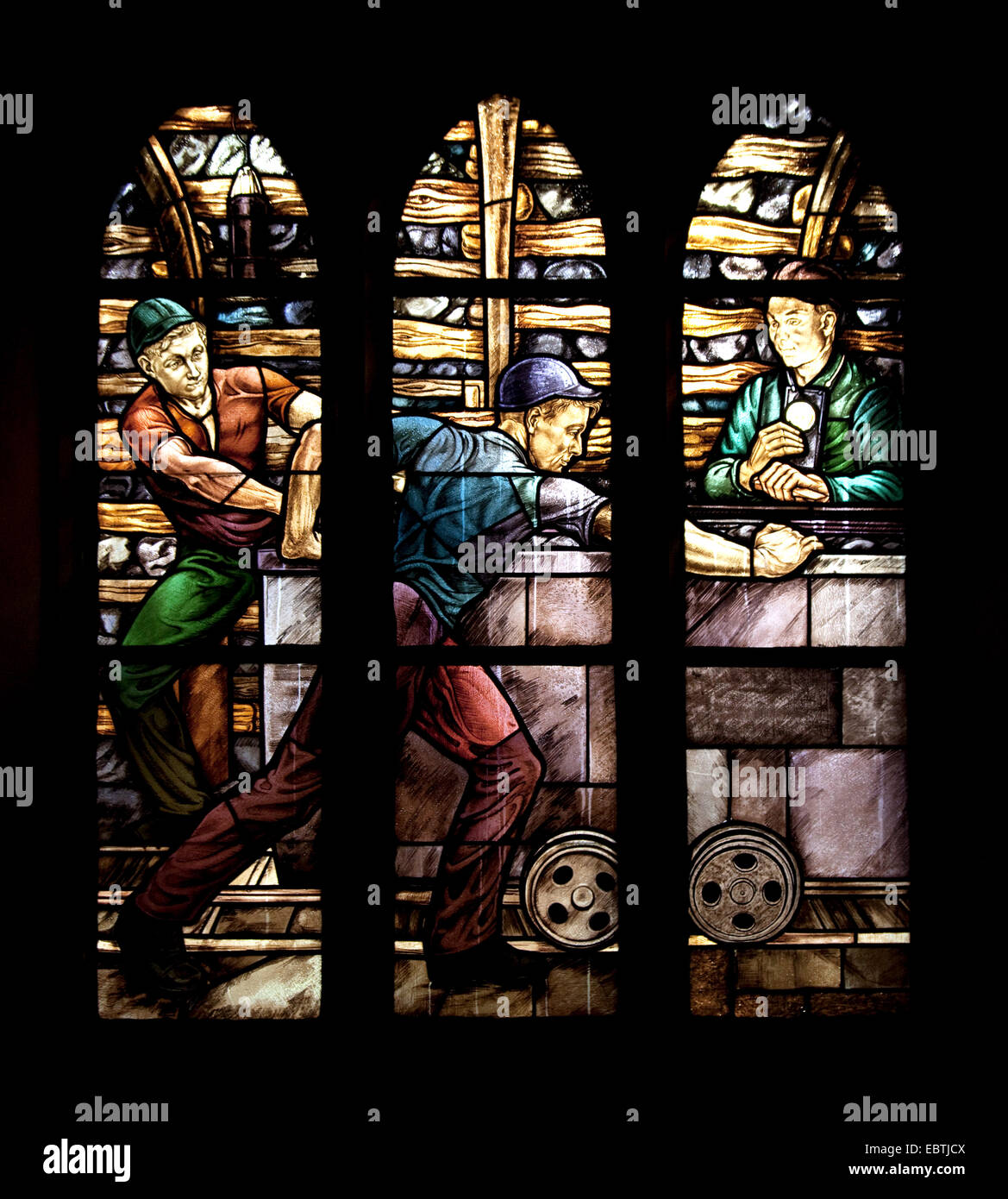 bunte Fenster mit Kohle Bergmann Thema der St. Vinzentius Kirche,  Deutschland, Nordrhein-Westfalen, Ruhrgebiet, Bochum Stockfotografie - Alamy