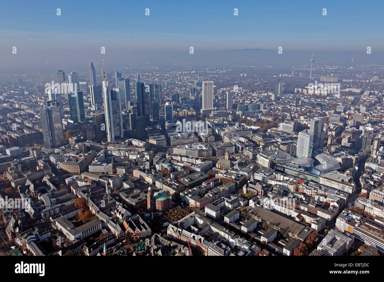 Blick auf die Stadt und Geschäftsviertel, der Taunus im Hintergrund, Deutschland, Hessen, Frankfurt/Main Stockfoto