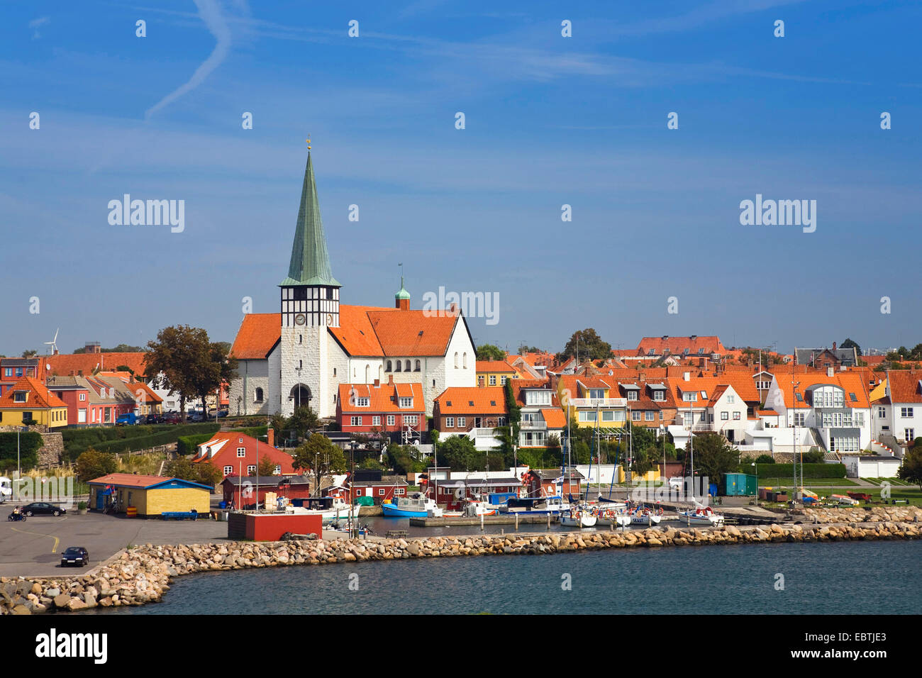 Blick auf die Stadt vom Hafen nach Niklolai Kirche, Dänemark, Bornholm, Rönne Stockfoto