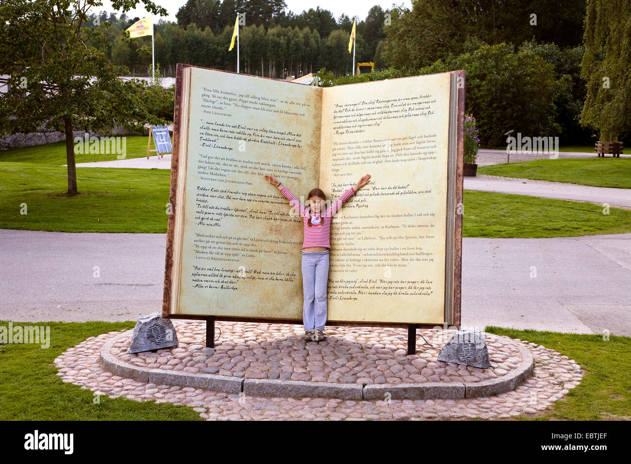 Mädchen in einem überdimensionalen Buch in Astrid Lindgren Vaerld, Astrid Lindgren World, Schweden, Smaland, Vimmerby Stockfoto