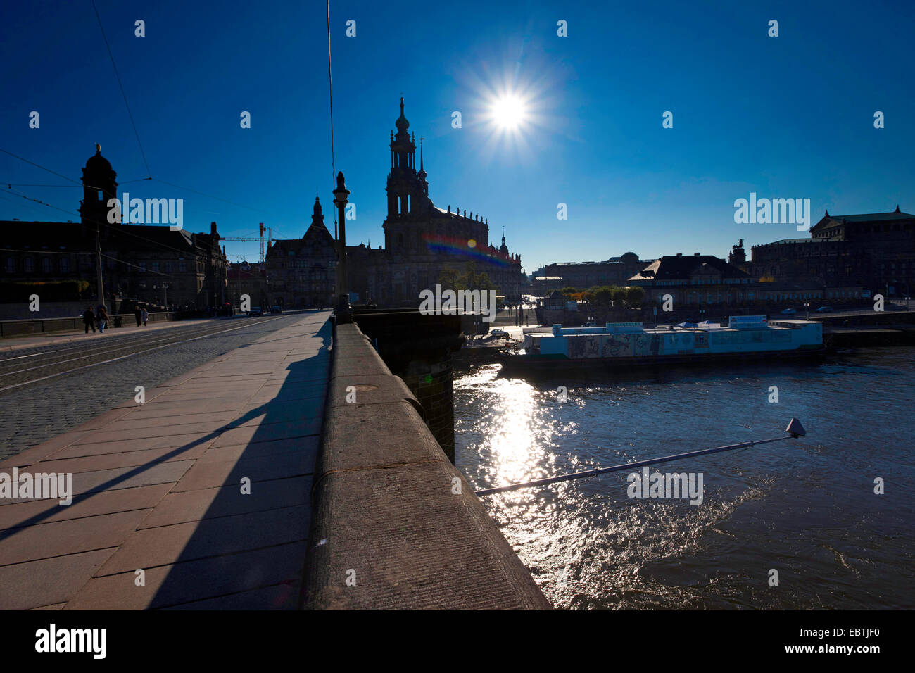 Blick von der Augustusbrücke auf Katholische Hofkirche, die katholische Kirche der königlichen Gericht von Sachsen, Deutschland, Sachsen, Dresden Stockfoto