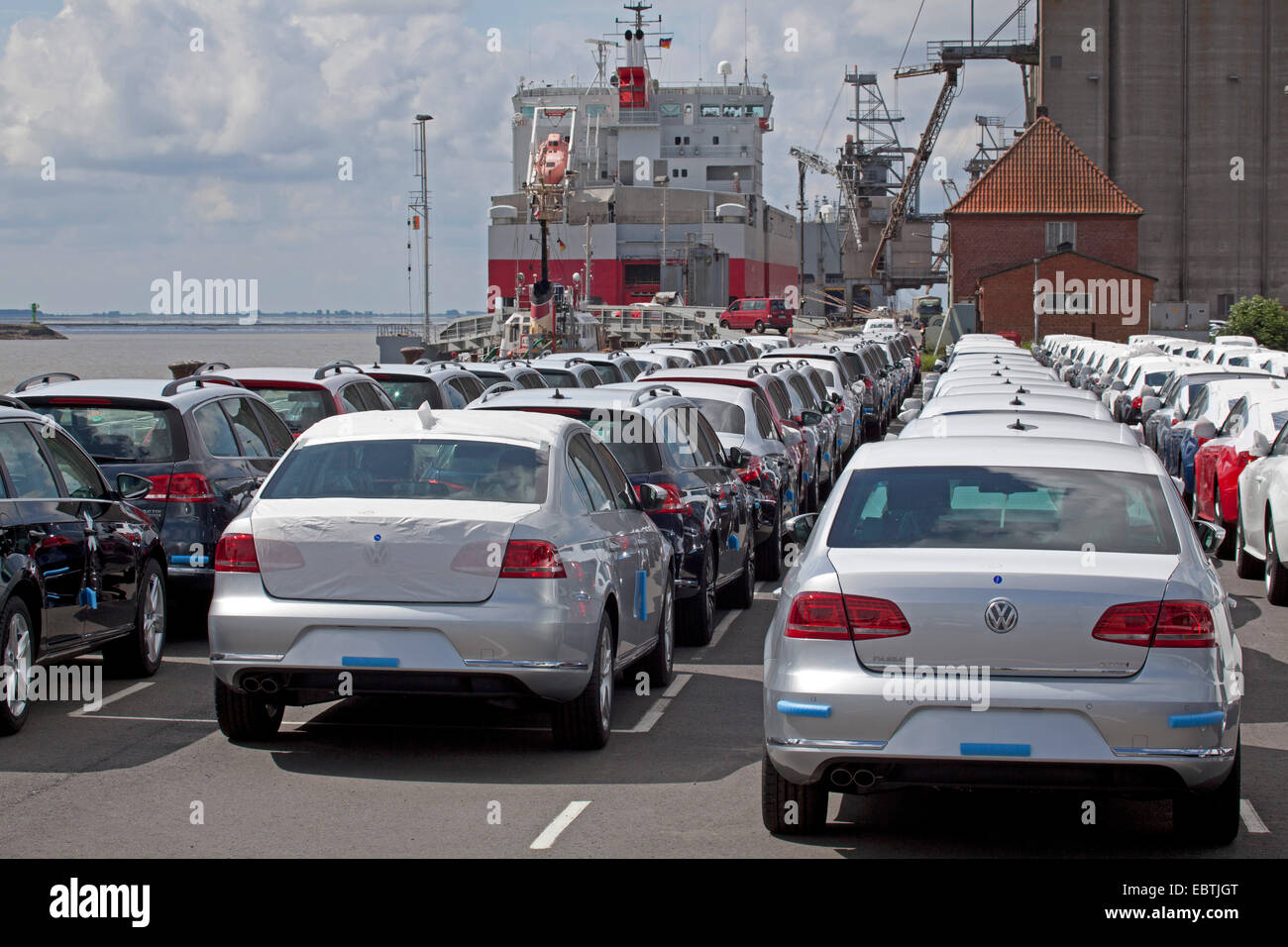 Reihen von Neuwagen vor Auto Träger Kess Isar Highway, Deutschland, Niedersachsen, Ostfriesland, Emden Stockfoto