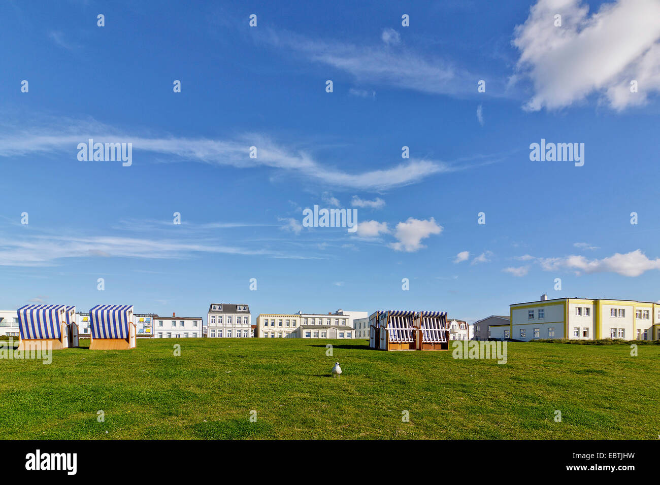 Ferienhäuser und Strandkörbe auf Norderney, Deutschland, Niedersachsen, Ostfriesland, Norderney Stockfoto