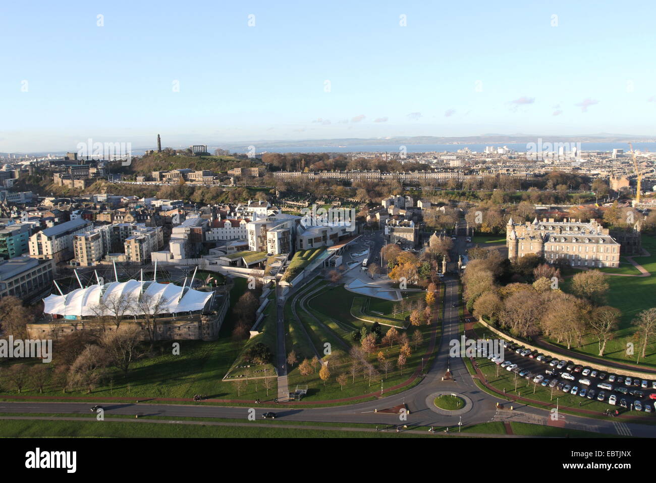 Erhöhten Blick des schottischen Parlaments, Holyrood Palace, Calton Hill und dynamische Erde Edinburgh Schottland November 2014 Stockfoto