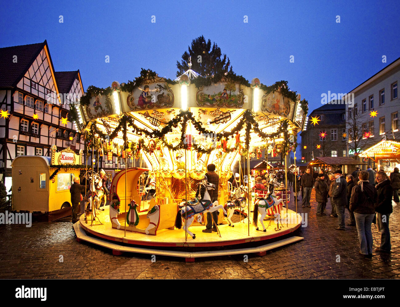 Karussell auf dem Weihnachtsmarkt in der alten Stadt Soest, Deutschland, Nordrhein-Westfalen, Soest Stockfoto