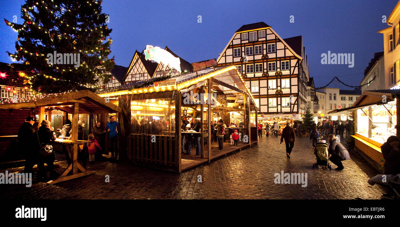 Menschen auf dem Weihnachtsmarkt in der alten Stadt Soest, Deutschland, Nordrhein-Westfalen, Soest Stockfoto