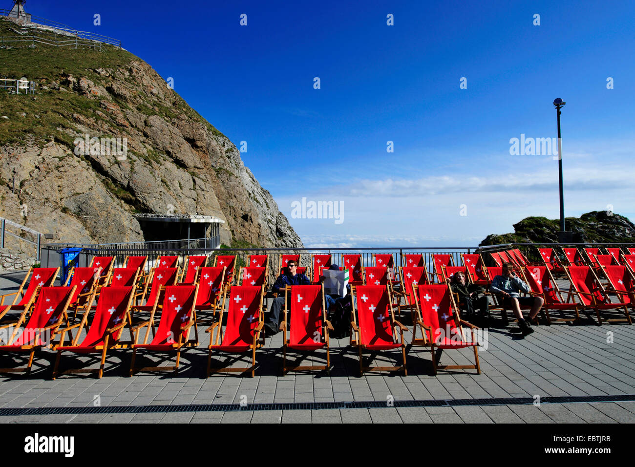Leinwand Stühle auf der Terrasse des Hotel Bellevue auf Pilatus Berg, Schweiz Stockfoto
