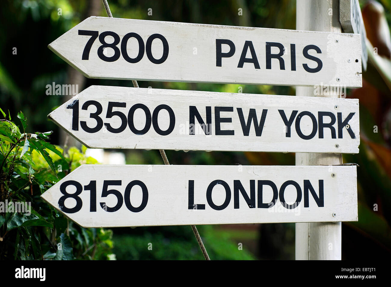Schilder mit Entfernungen nach Paris, New York und London, Seychellen Stockfoto