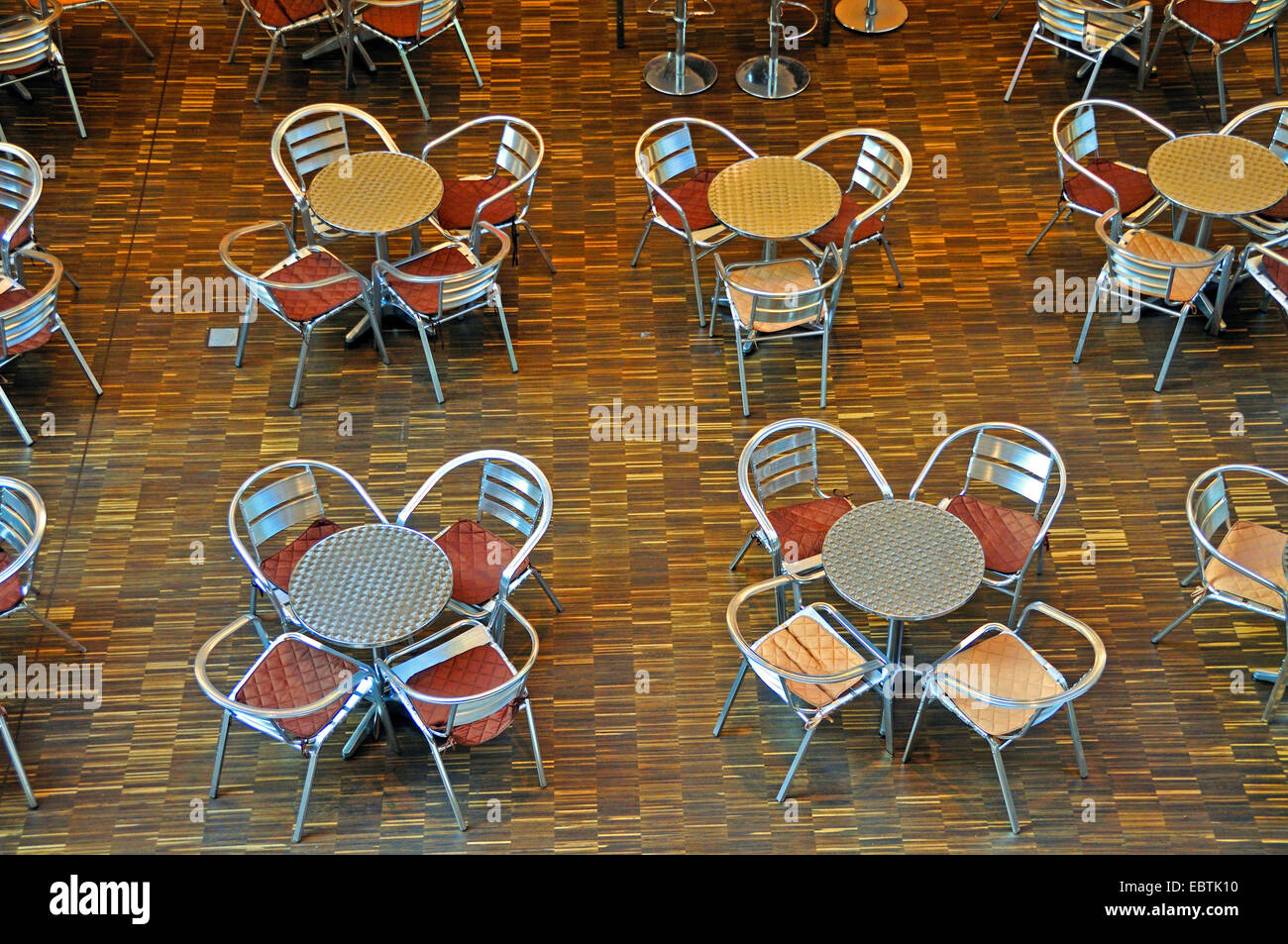 leere Stühle und Tische in einem Café in einer Shopping-Mall, Deutschland, Sachsen, Dresden Stockfoto