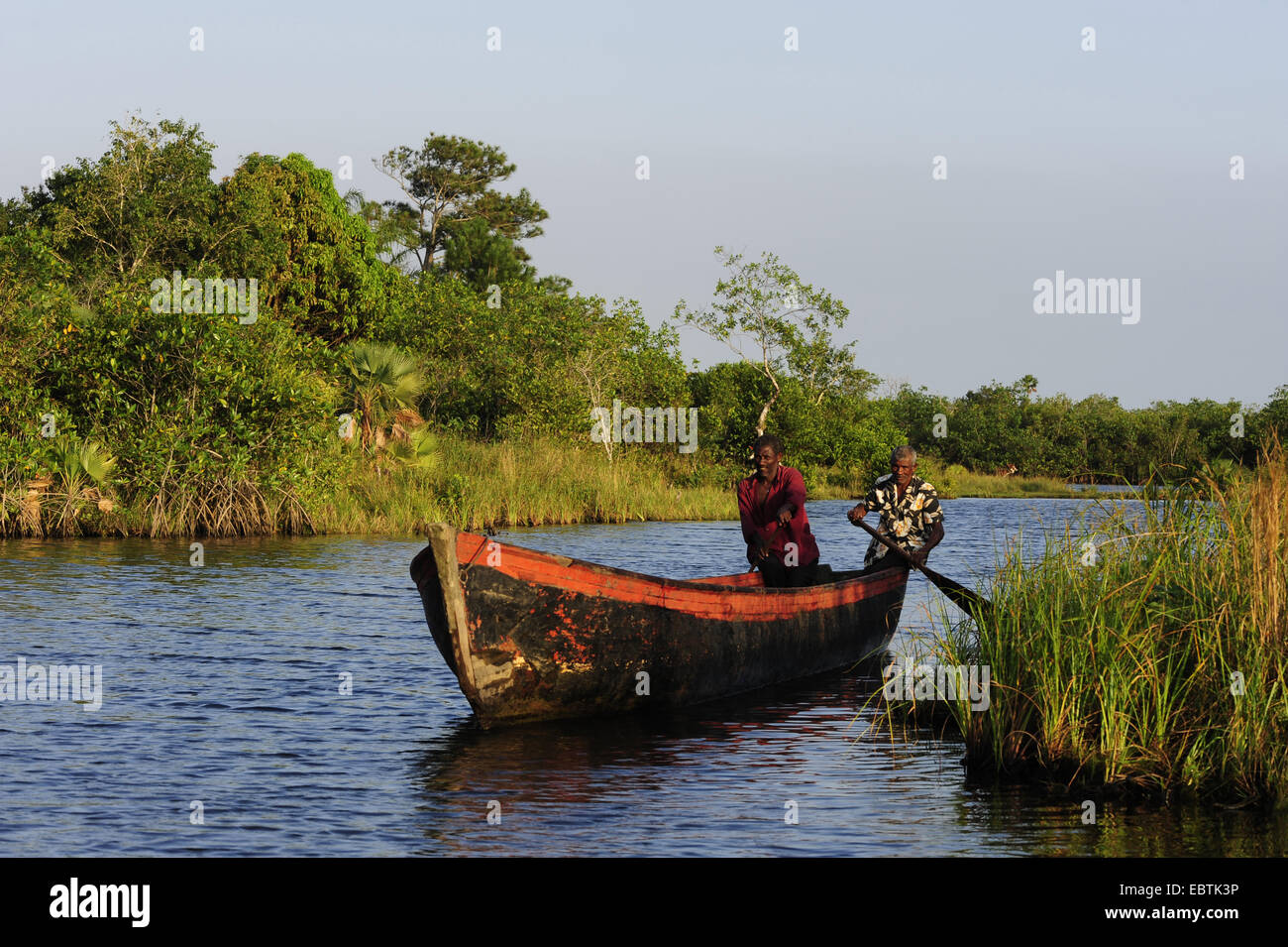 zwei Leute fahren mit dem Boot über das Wasser, Honduras Stockfoto