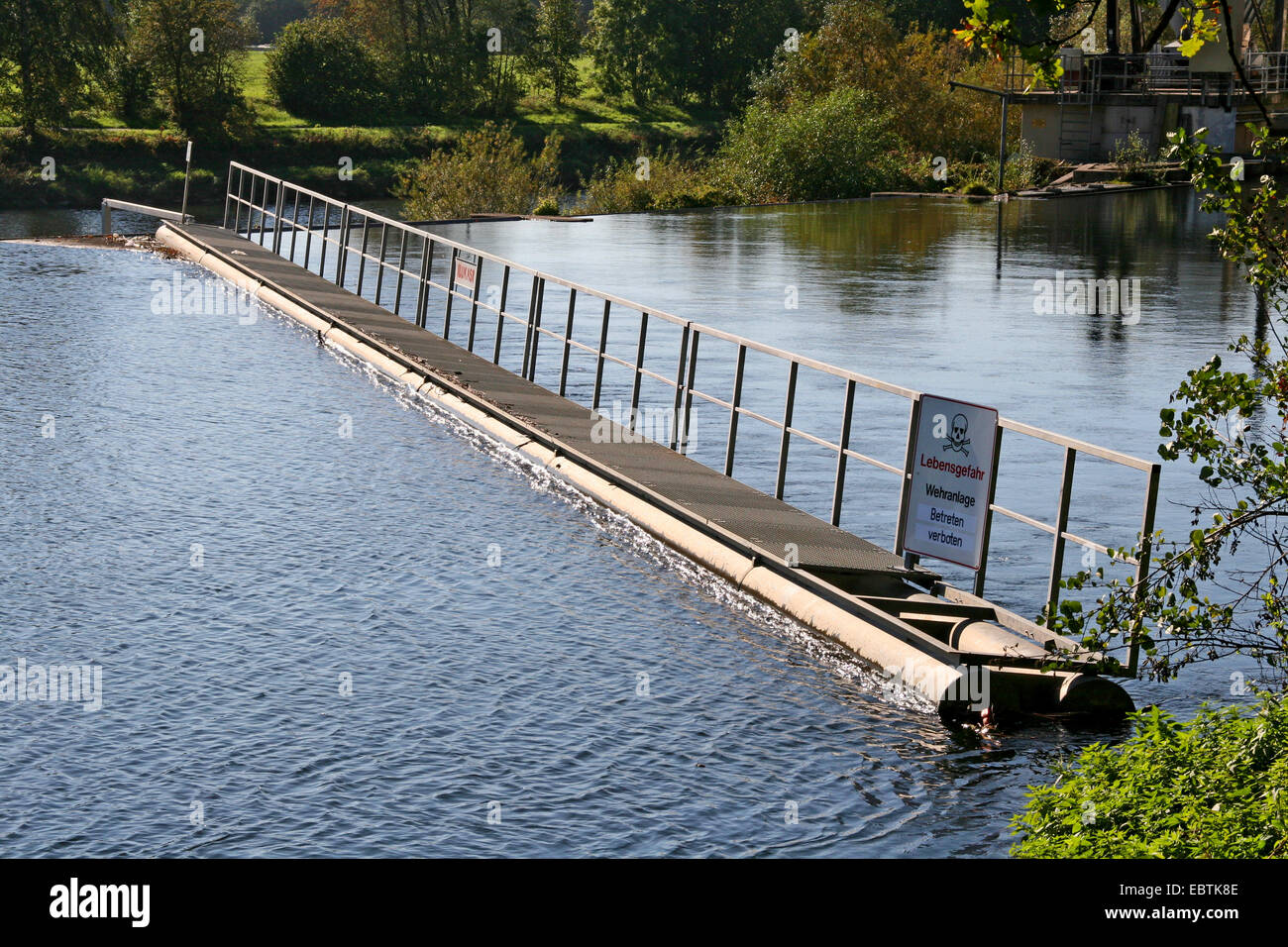 Wehranlage des Flusses Ruhr in der Nähe von Dahlhausen, Deutschland, Nordrhein-Westfalen, Ruhrgebiet, Bochum Stockfoto