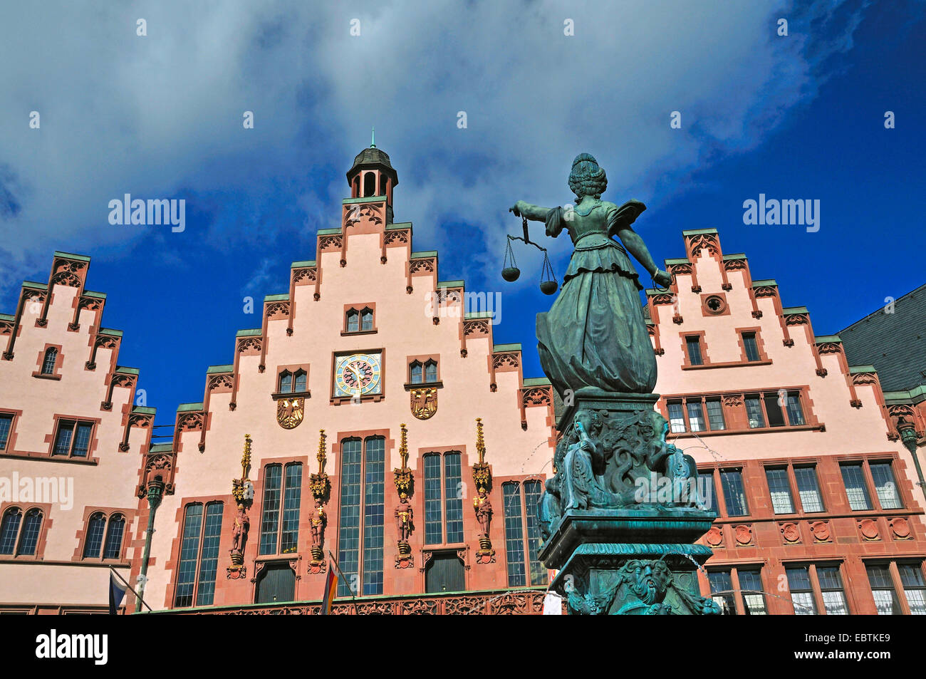 Skulptur der Göttin Justitia auf einem Brunnen am Roemerberg in Ith Altstadt von Frankfurt am Main, Hessen, Frankfurt/Main Stockfoto