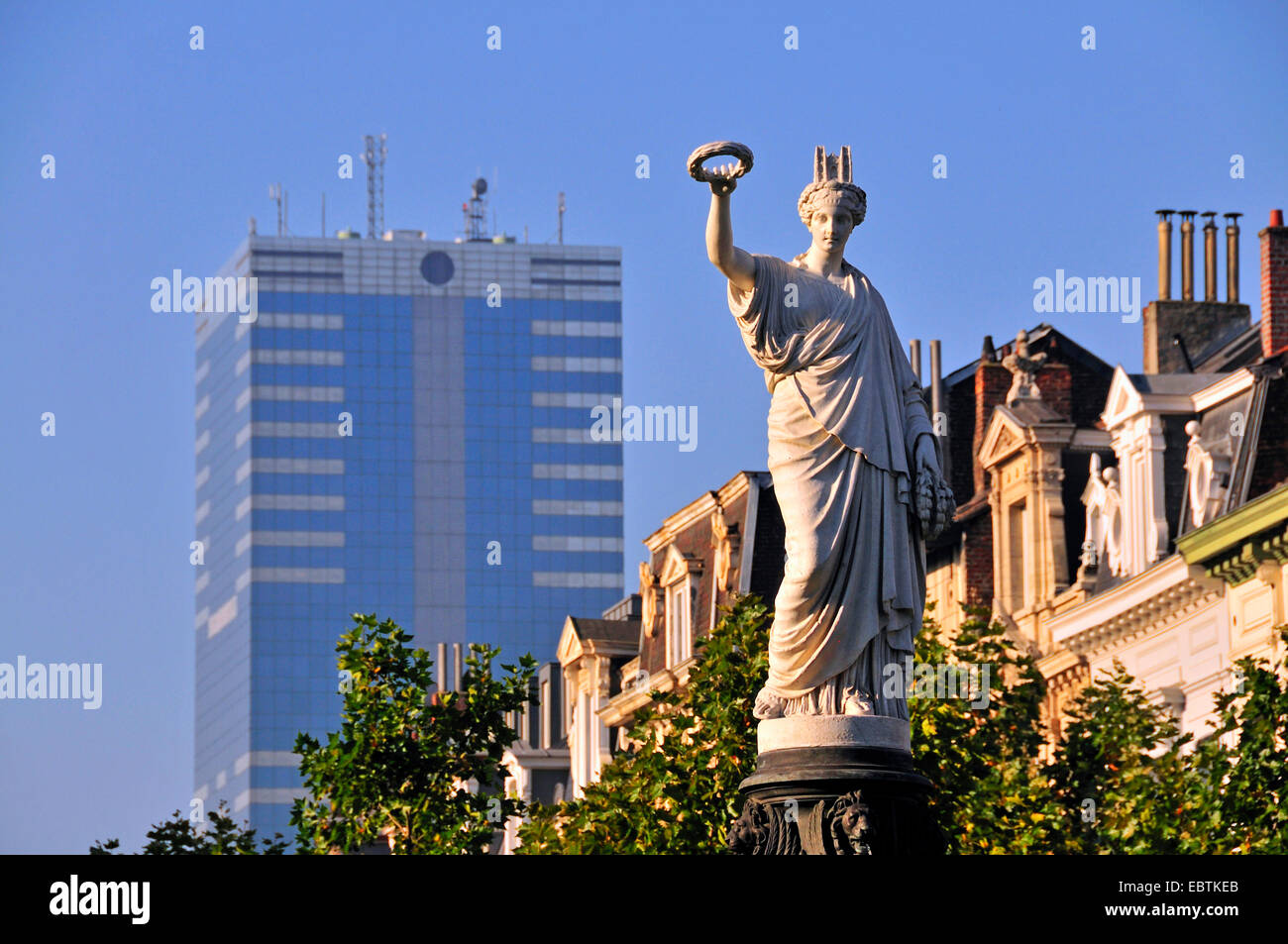 Skulptur von Victoria am Place Rouppe, Rouppeplaat, Tour de Midi im Hintergrund, höchsten Gebäude von Belgien, Brüssel, Belgien Stockfoto