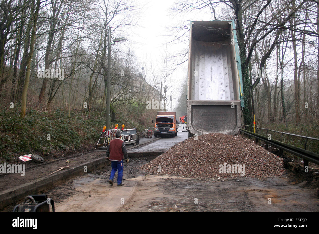 LKW ausgießen harten Kern auf Baustelle, Deutschland, Nordrhein-Westfalen Stockfoto