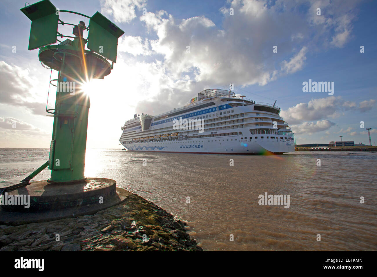 Ship Durchgang Urlaub Schiff AIDAsol auf der Ems bei Suedkai in Emden, Deutschland, Niedersachsen Stockfoto