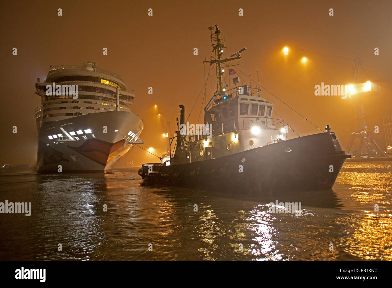 Urlaub Schiff AIDAsol auf der Hafen Meyer Werft Papenburg bei Nacht, Deutschland, Niedersachsen Stockfoto