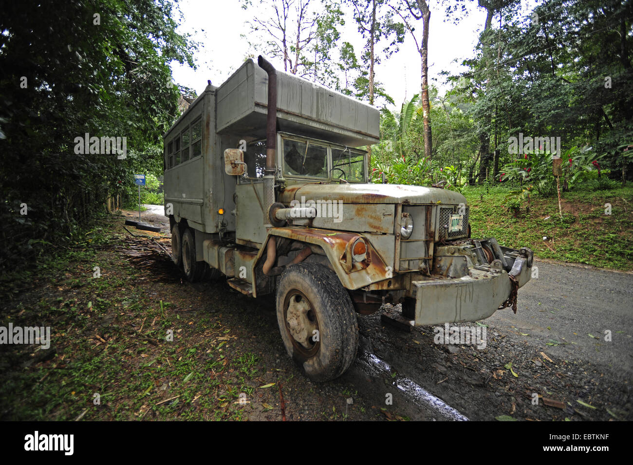 kaput Auto welches im stehen ein wenig Wald, Honduras, Pico Bonito, Pico Bonito Nationalpark Stockfoto