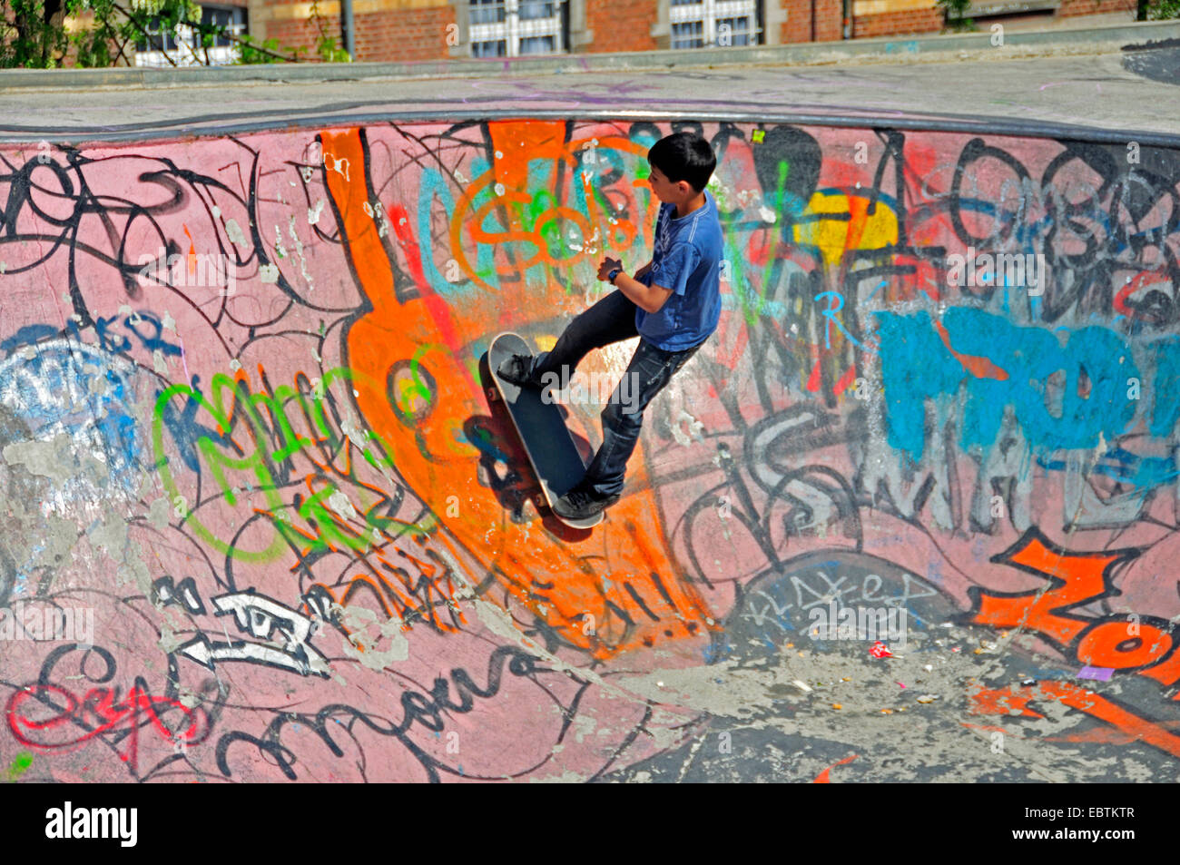 12 Jahre alten Jungen auf einem Skateboard zu verfolgen, Belgien Bruessel Stockfoto