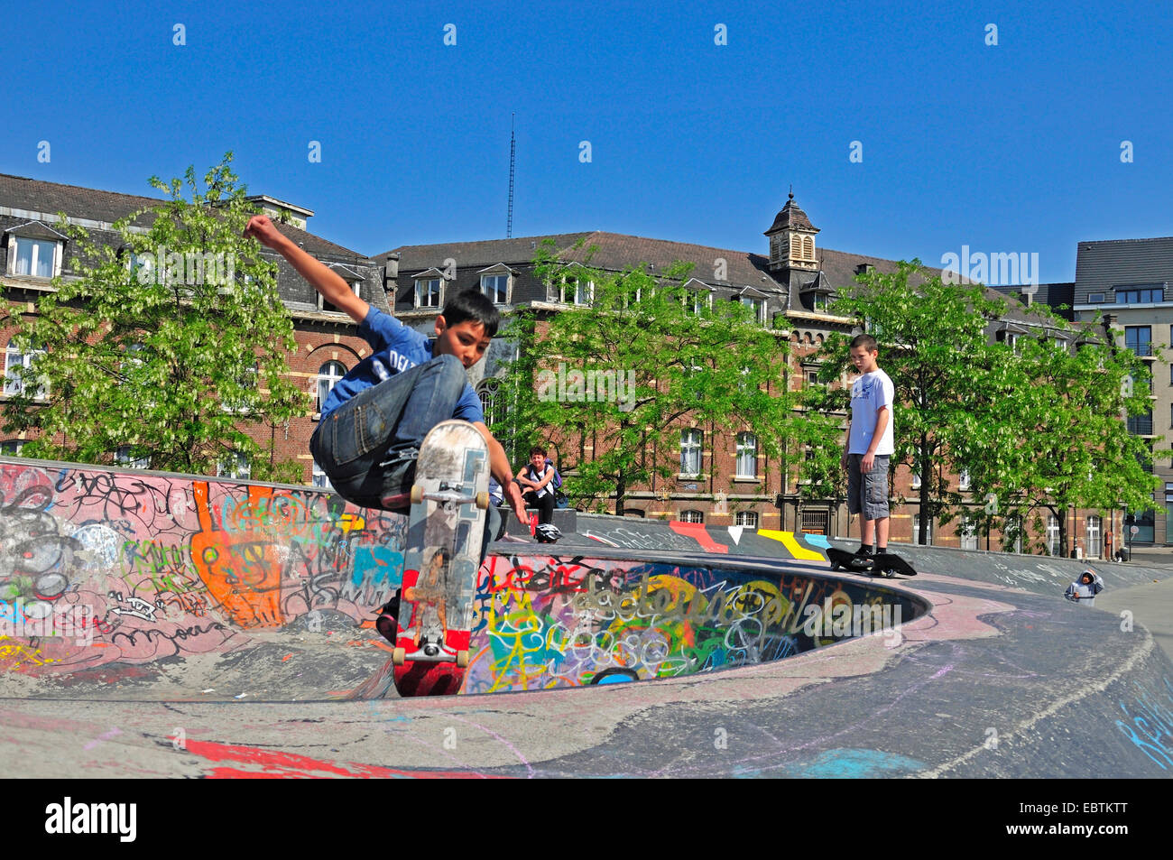 12 Jahre alten Jungen auf einem Skateboard zu verfolgen, Belgien Bruessel Stockfoto