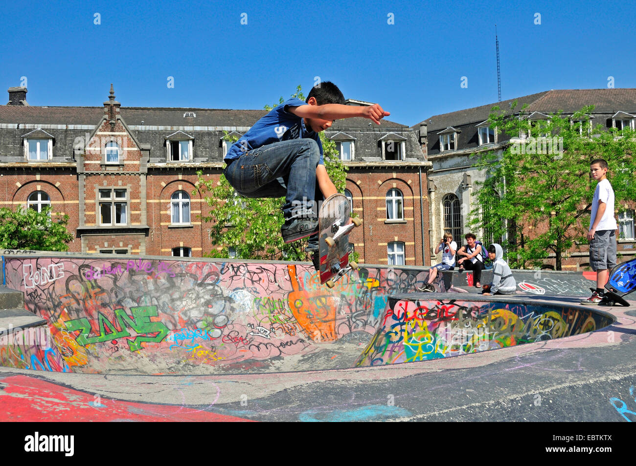 12 Jahre alte junge auf einem Skateboard zu verfolgen, Indy Grab, Belgien Bruessel Stockfoto
