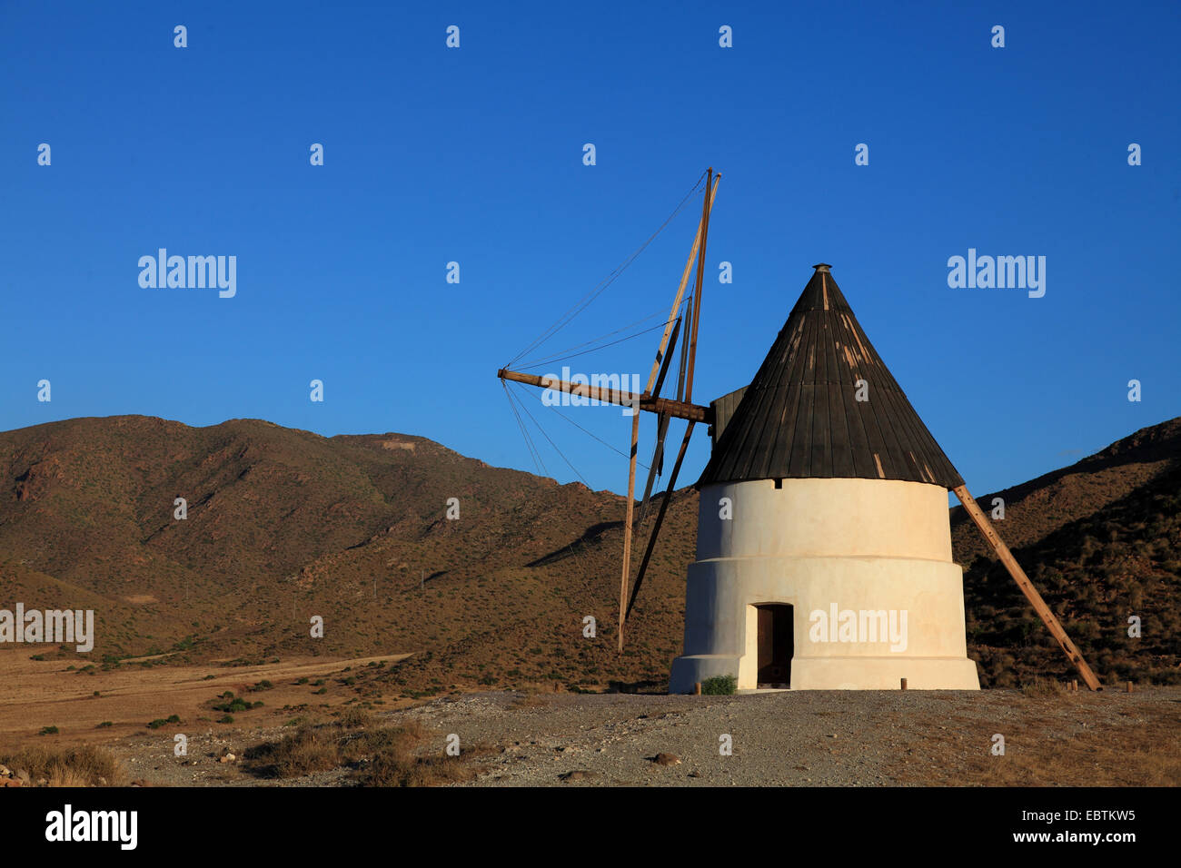 Windmühle in Wüstenlandschaft, Spanien, Cabo De Gata, San Jose Stockfoto