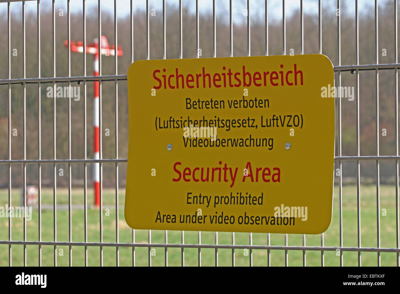 Warnschild an einer Barriere Zaun am Flughafen Düsseldorf, Deutschland, Nordrhein-Westfalen, Düsseldorf Stockfoto