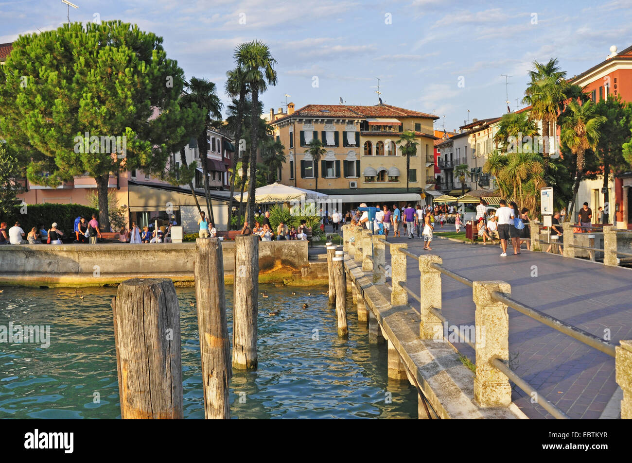Blick in die Stadt vom See, Gardasee, Lombardei, Italien, Sirmione Stockfoto