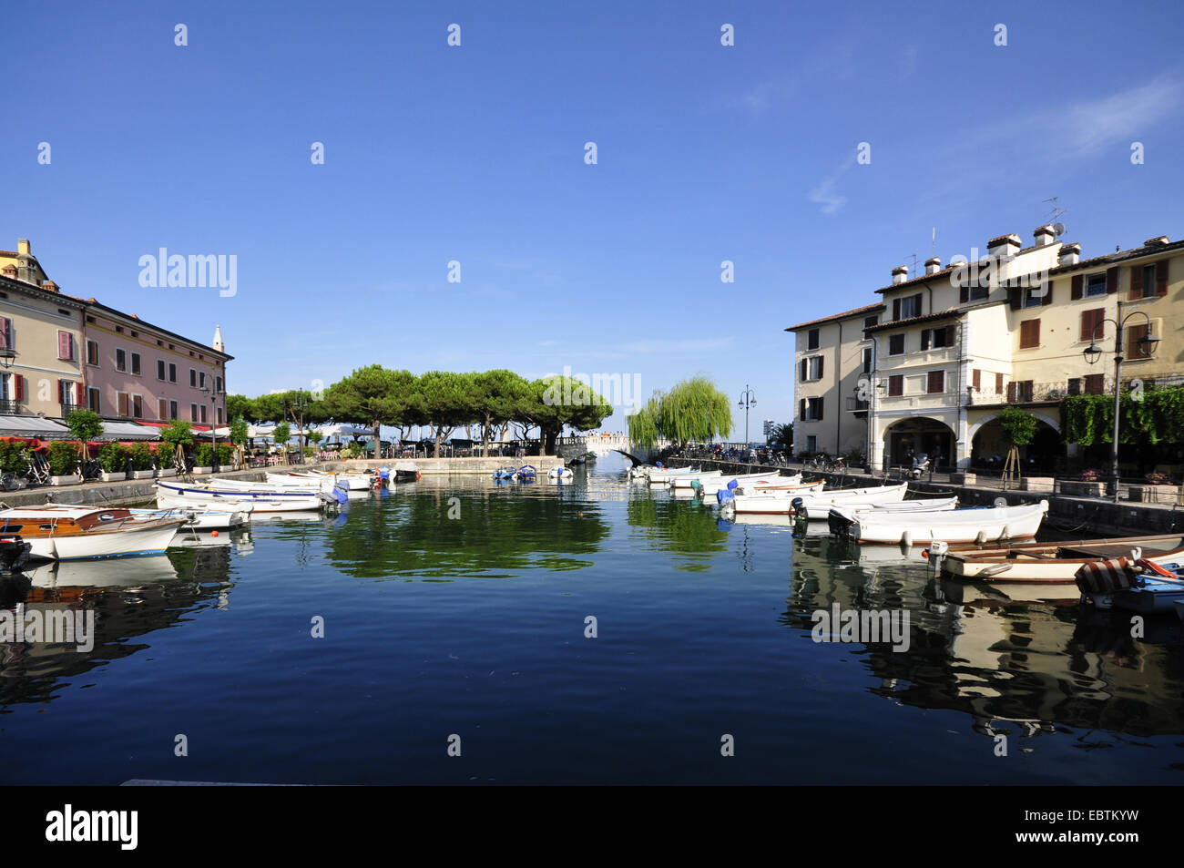 Motorboote in der Marina, Italien, Gardasee, Lombardei, Desenzano del Garda Stockfoto