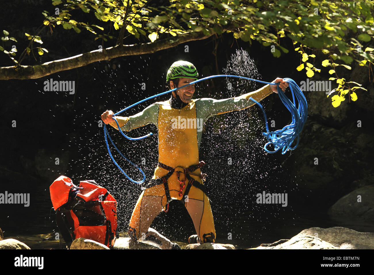 Man Canyoning Canyon Frascaghju und werfen ein Sport-Ausrüstung, Frankreich, Korsika, Corte Stockfoto