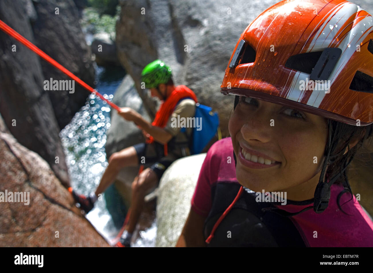 Canyoning im Canyon Le Baracci, Bavella Berg, Frankreich, Corsica Stockfoto