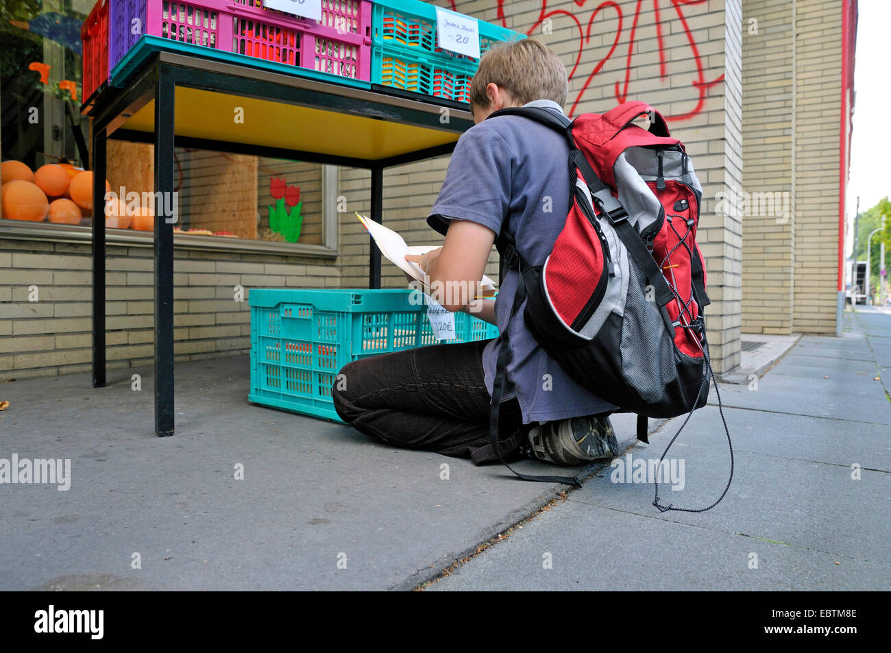 Er sucht Sonderangebote vor ein Second-Hand Buchladen, Deutschland, Nordrhein-Westfalen, Wuppertal Stockfoto