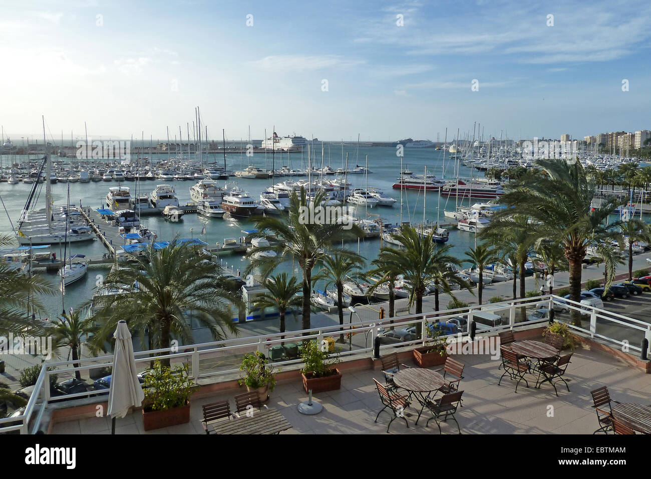 Blick von einer Dachterrasse über den Passeig Maritim am Yachthafen, Spanien, Balearen, Mallorca, Palma De Mallorca Stockfoto
