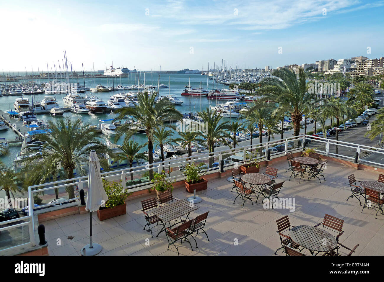 Blick von einer Dachterrasse über den Passeig Maritim am Yachthafen, Spanien, Balearen, Mallorca, Palma De Mallorca Stockfoto