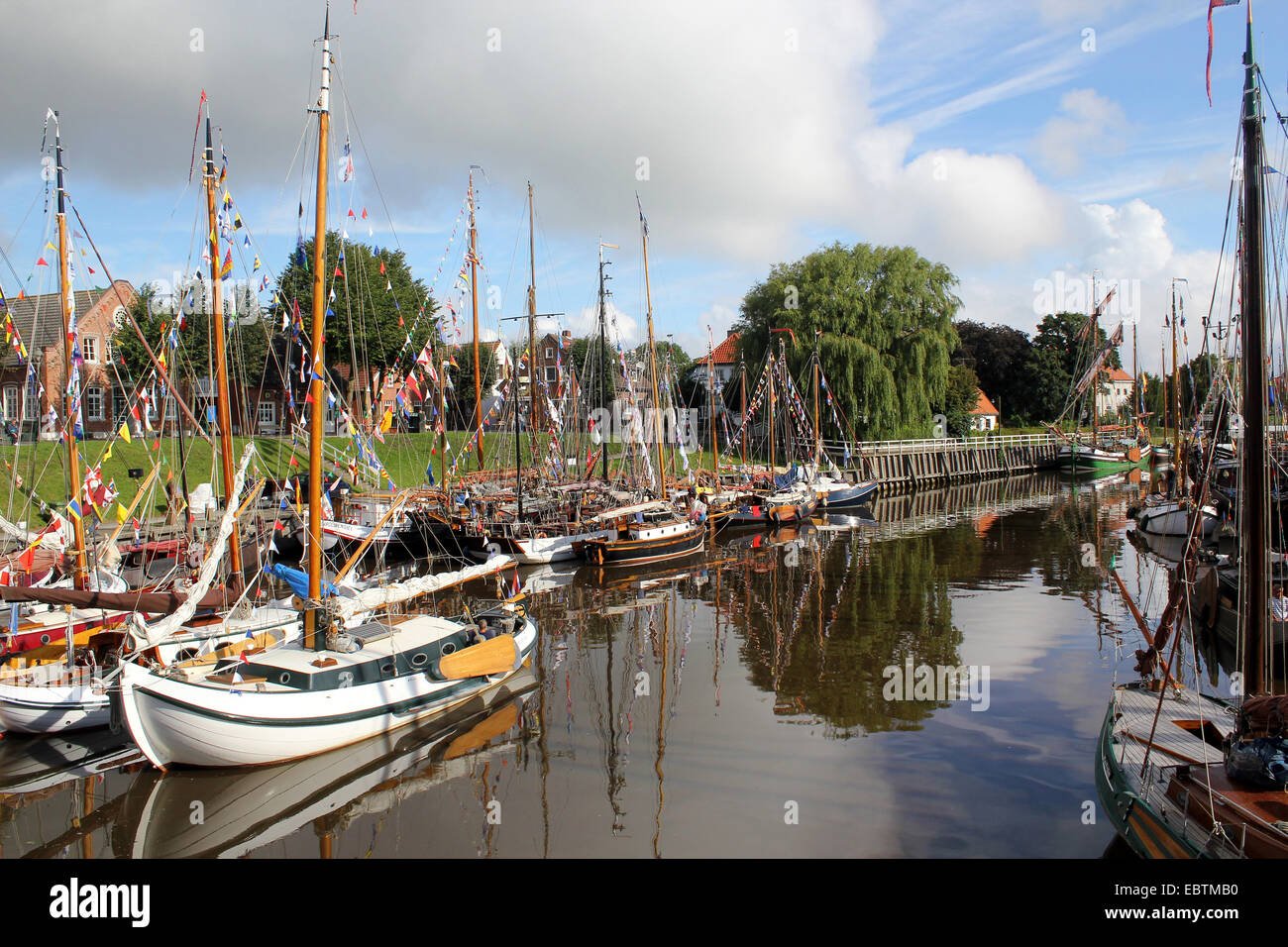 Schiffe im Hafen, geschmückt mit bunten Fahnen und Wimpel für Thr Hafenfest, Carolinensiel, Ostfriesland, Niedersachsen, Deutschland Stockfoto