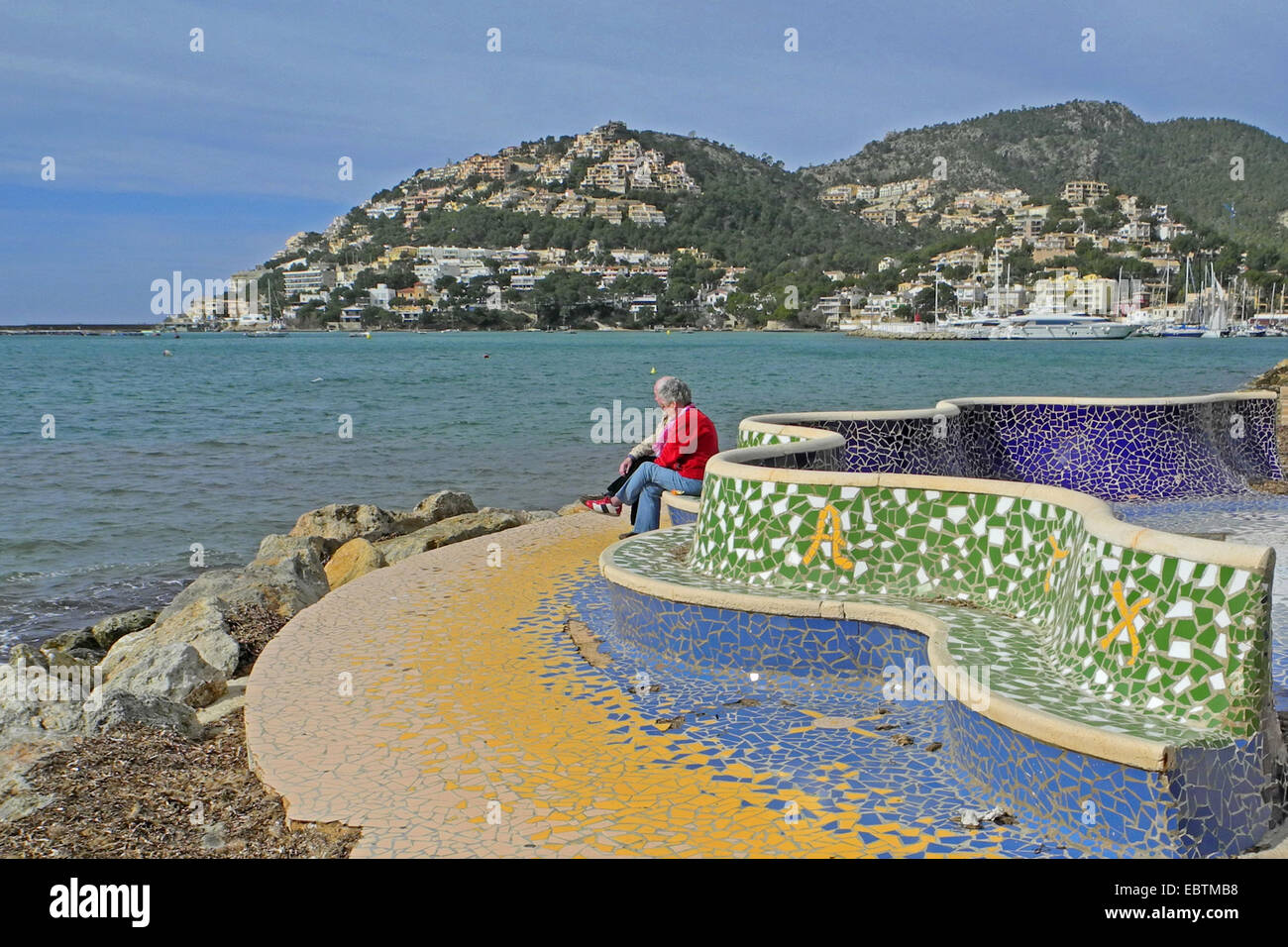 Blick von einer bunt mosaikierten Promenade über die Bucht am Hafen Andratx, Mallorca, Balearen, Spanien Stockfoto