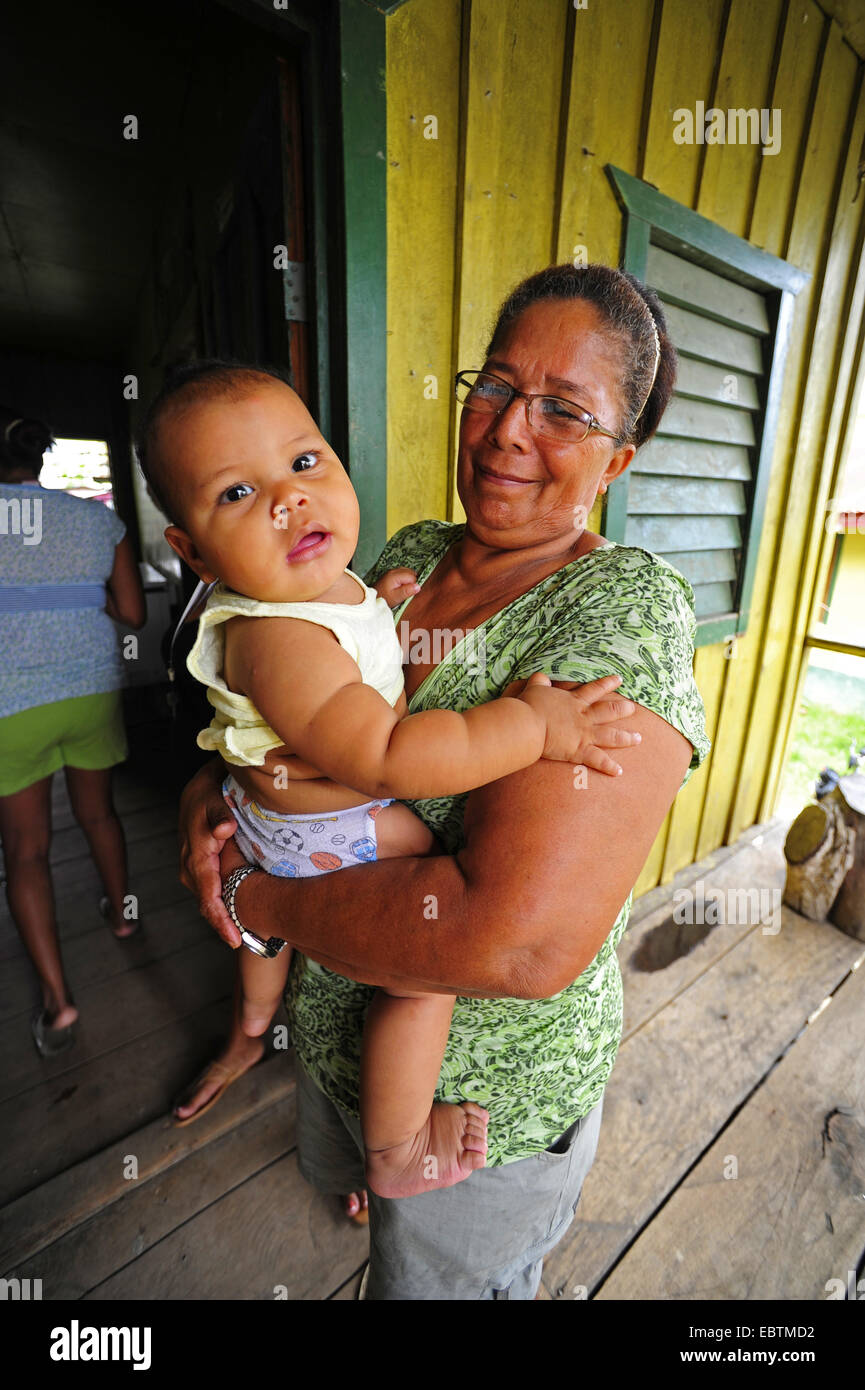 Großmutter mit ihren kleinen Enkel an den Armen, Honduras, Brus Laguna, Las Marias Stockfoto