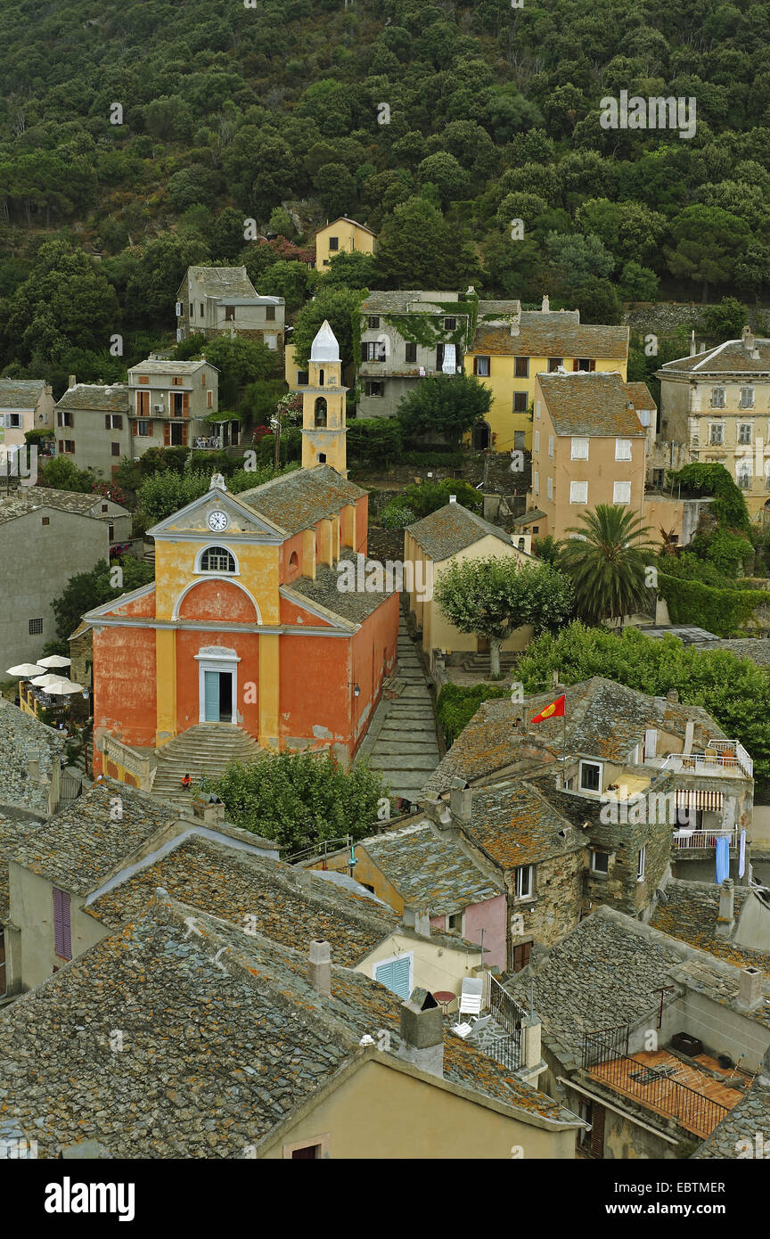 mit Blick auf Dorf und Kirche Ste-Julie, Frankreich, Korsika, Nonza Stockfoto