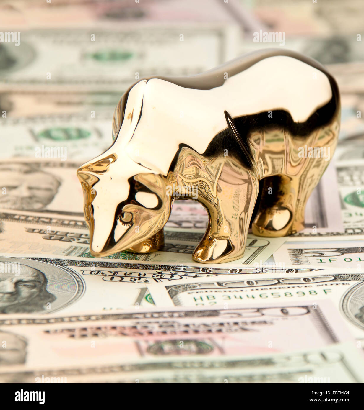 Dollarnoten und Goldener Bär, USA Stockfoto