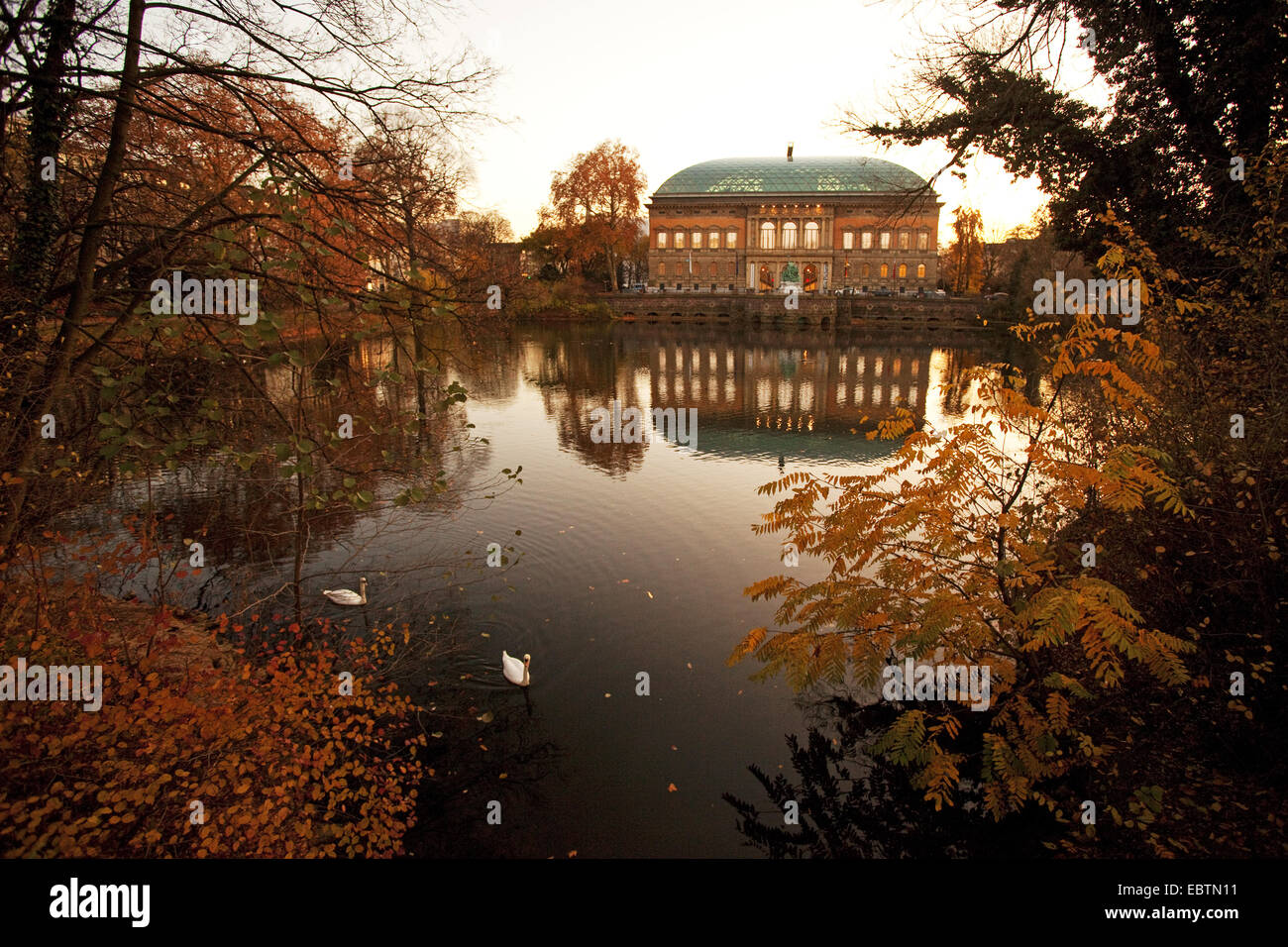 Teich und Haus der Landstände K21 im Herbst, Deutschland, Nordrhein-Westfalen, Düsseldorf Stockfoto