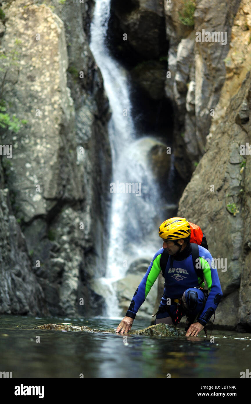 Man Canyoning Canyon Ziocu, Frankreich, Korsika, Ajacco Stockfoto