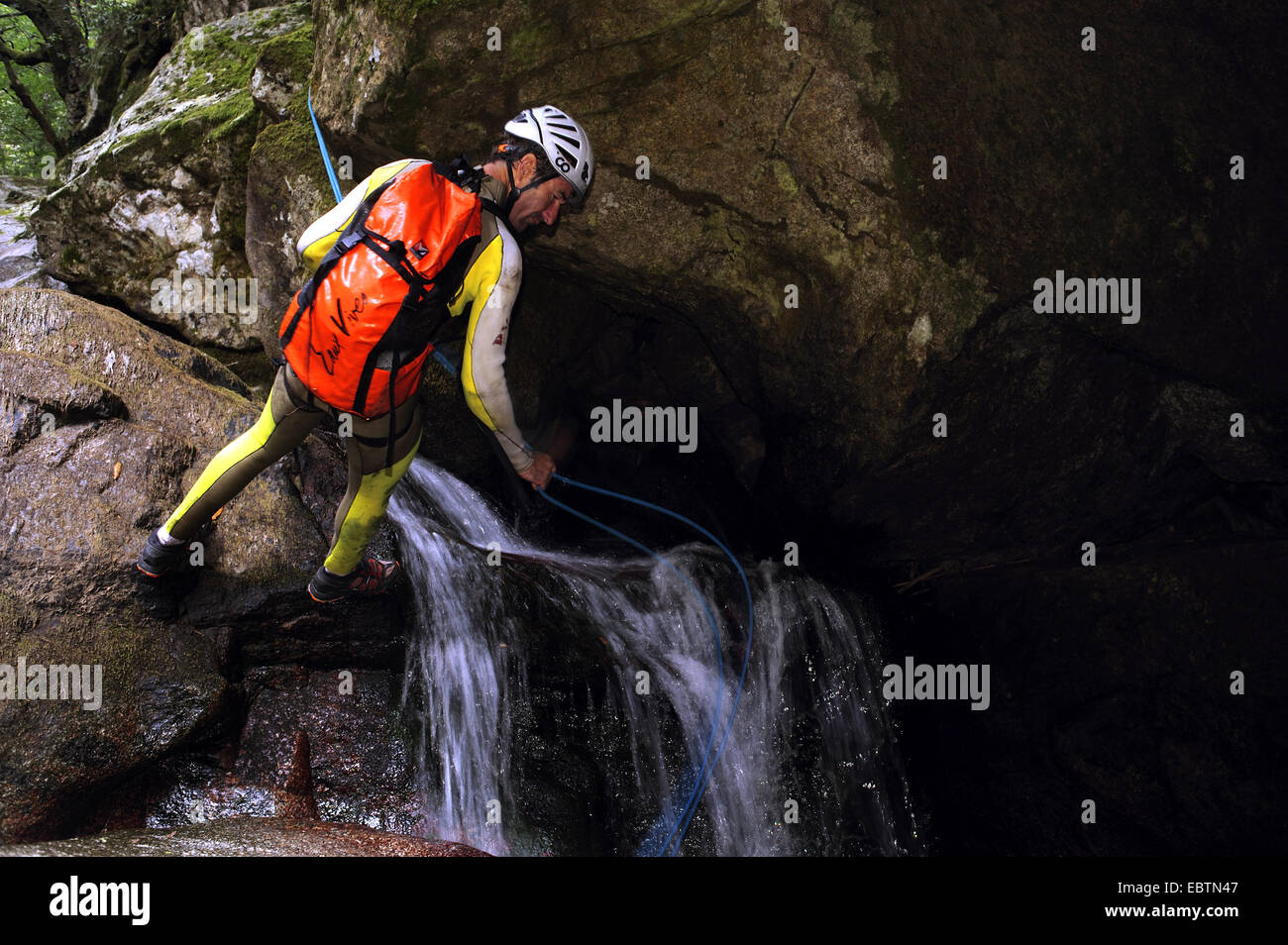 Man Canyoning, Frankreich, Korsika, Ajaccio Stockfoto